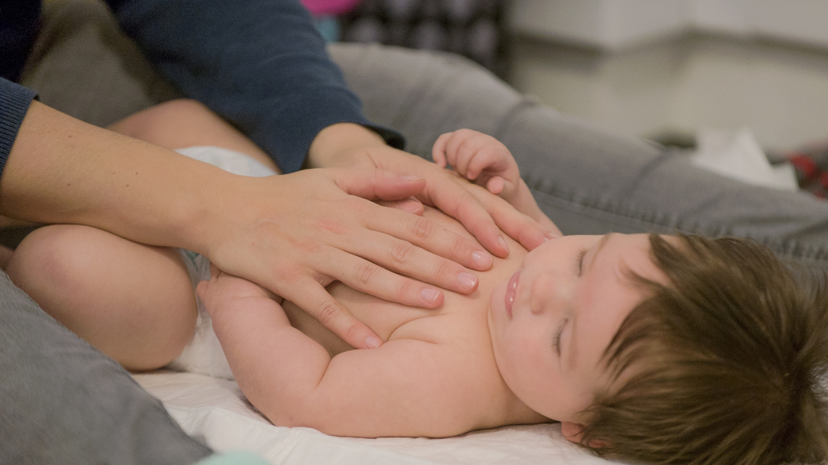 Un infant totalment relaxat mentre la seva mare li fa uns massatges que
l’ajudaran a superar diverses dolències típiques dels nadons