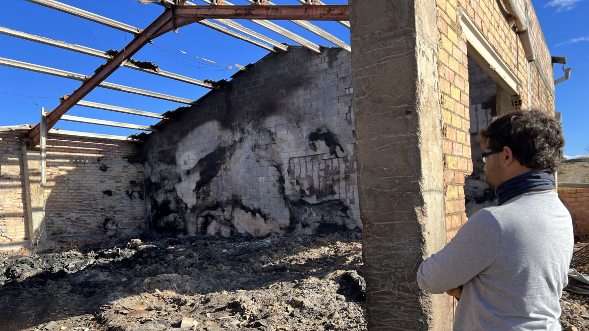 Toni Figuera, el jove ramader de Vilamitjana, contempla el magatzem agrícola que se li va cremar el passat 11 de setembre.