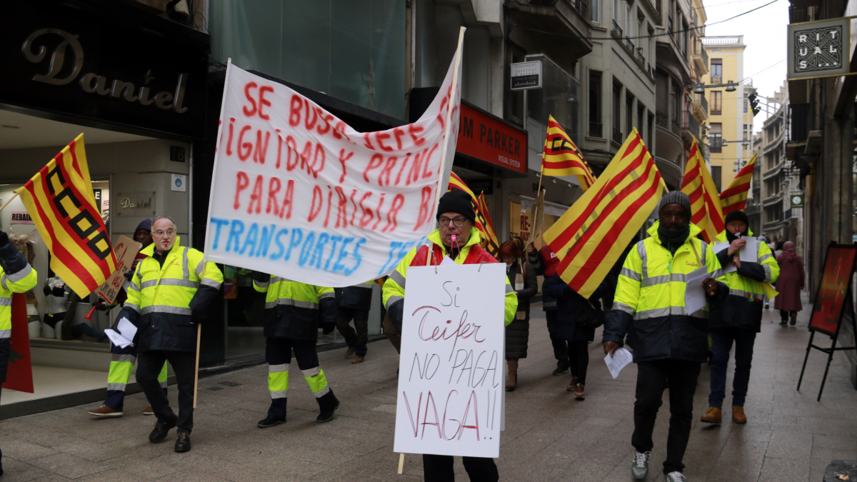 Trabajadores en huelga de la empresa transportes Teifer durante una protesta en la calle Major de Lleida.