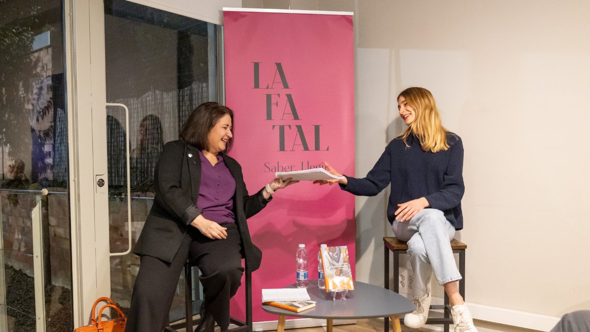 La directora de SEGRE, Anna Sàez, ayer con Laura Gost en La Fatal. - JORDI ECHEVARRIA