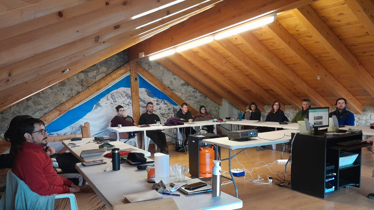 Inici de les classes ahir a l’Escola, a Enviny (Sort). - ESCOLA DE PASTORS DE CATALUNYA