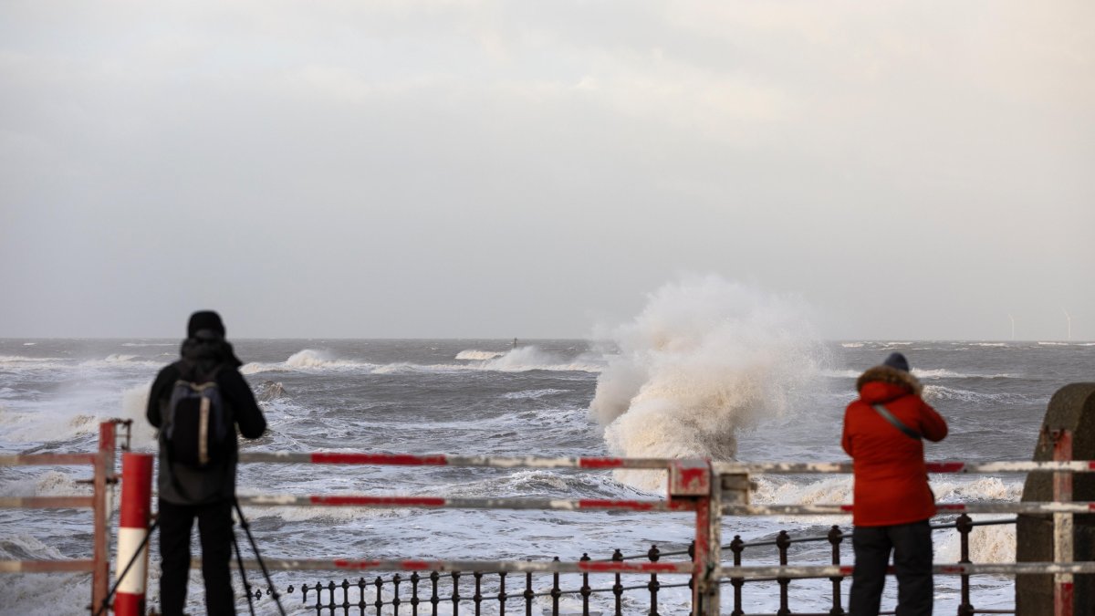 La tormenta Isha deja dos muertos en Escocia e Irlanda del Norte - EFE/EPA/ADAM VAUGHAN