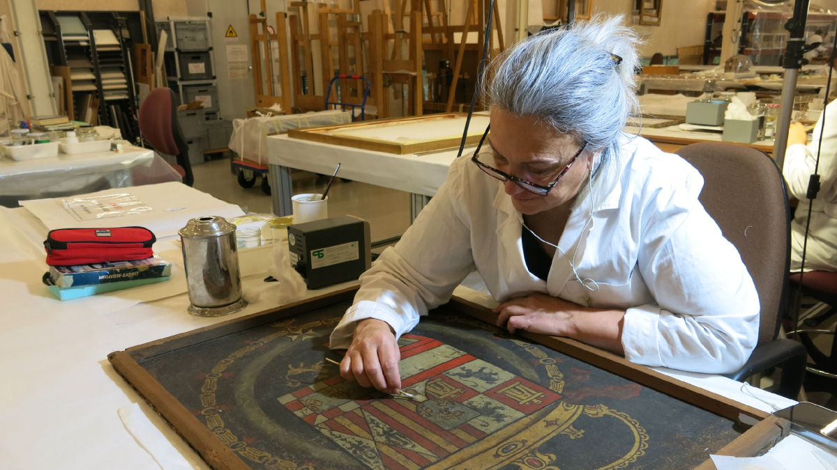 Restauración del reverso del cuadro, con el escudo de Felipe V. - AYUNTAMIENTO DE TÀRREGA