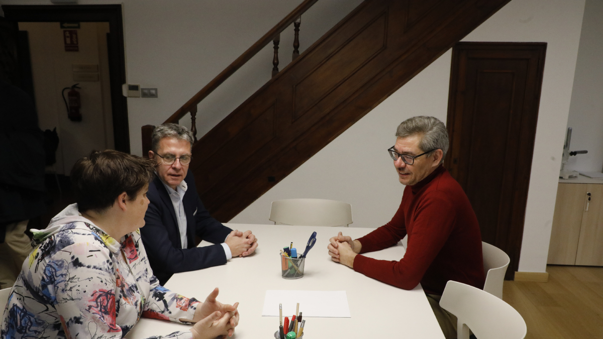 Joan Talarn i Estefania Rufach van donar la benvinguda ahir a l’IEI al nou director, Andreu Vàzquez. - AMADO FORROLLA