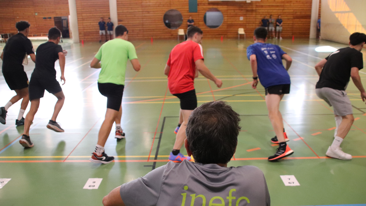 Un grupo de aspirantes a cursar estudios de Inefc el pasado año durante las pruebas físicas. - RAMON TORRALBA SANS