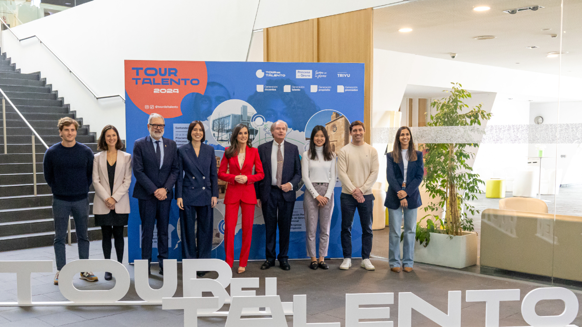 La reina Letícia, la ministra Morant, l’alcalde Larrosa, el
president de la fundació i el guanyador i finalistes del premi.