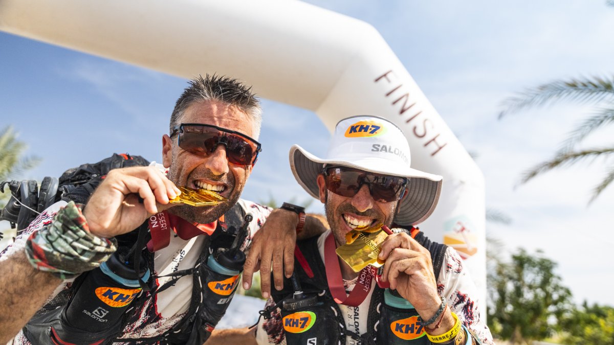 Pol Makuri, a la derecha, posa con la medalla junto a Jorquera.