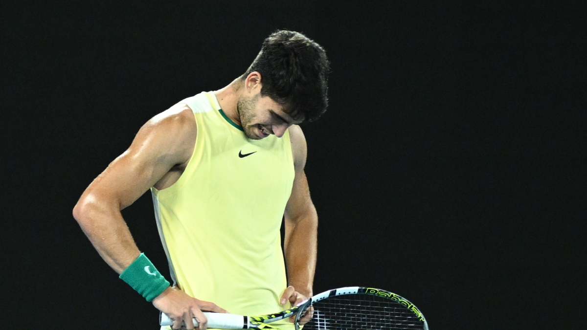 Carlos Alcaraz, cabizbajo ayer durante el partido ante el alemán Alexander Zverez. - EFE