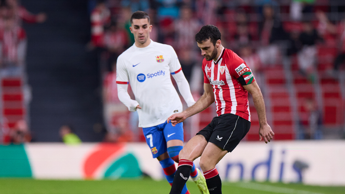 Ferran presiona al defensa del Athletic, Lekue. - EFE