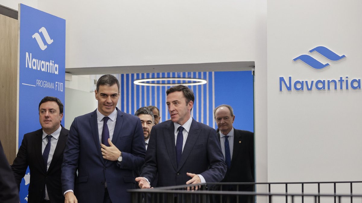 Pedro Sánchez visitó ayer el astillero de Navantia en Ferrol. - EFE