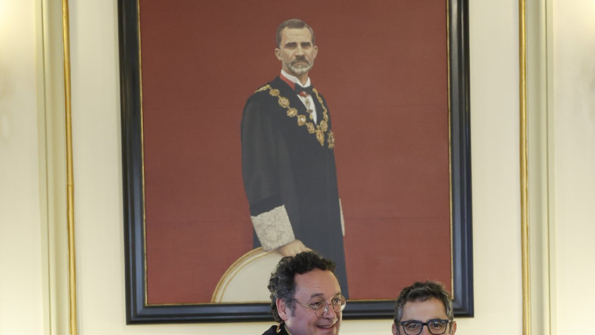 El Fiscal General del Estado, Álvaro García Ortiz, ayer posando junto al ministro Félix Bolaños. - EFE