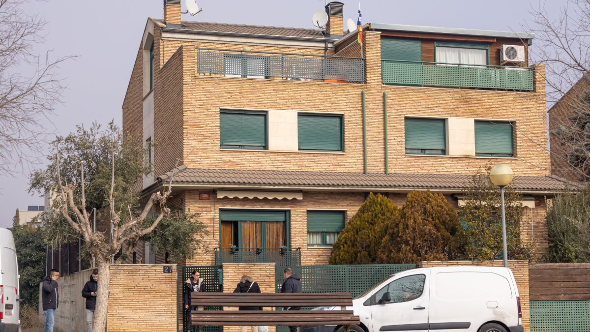 La casa de Torrefarrera que ayer se intentó desalojar, aunque el desahucio se pospuso una semana. - JORDI ECHEVARRÍA