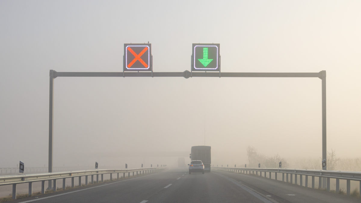 La señal en la AP-2 que indicaba que hay un carril de la circulación cortado en un tramo de Les. Garrigues. - JORDI ECHEVARRIA