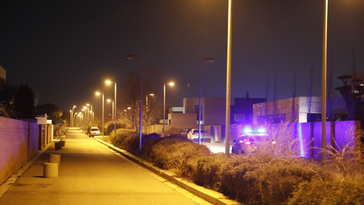 Una patrulla circulando el martes por la calle Arquitecte Ignasi Miquel, donde hubo el asalto. - AMADO FORROLLA