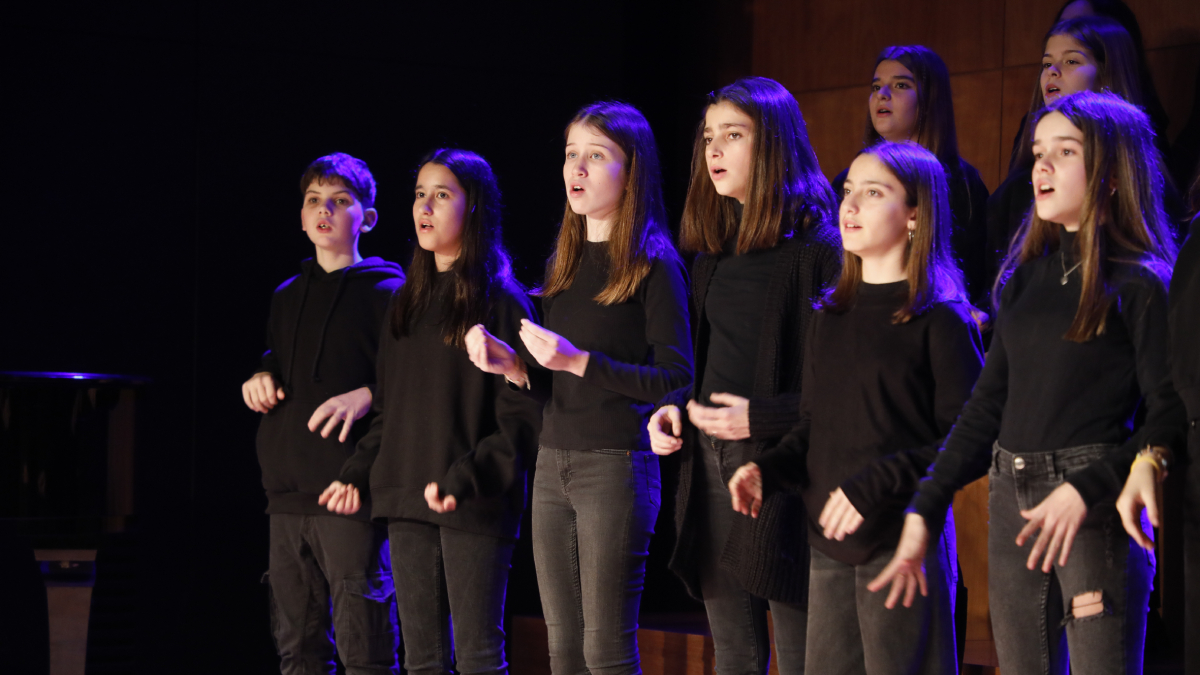 Un moment de l’actuació del Cor Jove de l’Orfeó Lleidatà, ahir en la celebració dels 10 anys. - AMADO FORROLLA