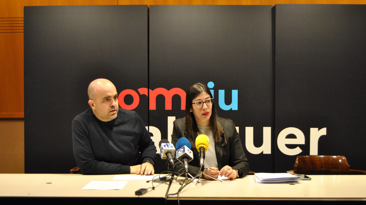 Lorena González i Guifré Ricart van presentar el pressupost. - E. FARNELL