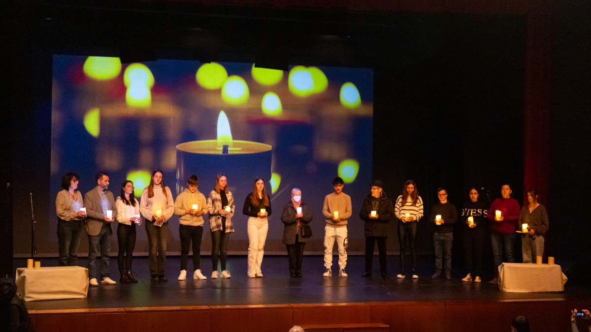 Minuto de silencio y velas en memoria de las víctimas del Holocausto ayer en el Teatre de l’Escorxador. - JORDI ECHEVARRIA