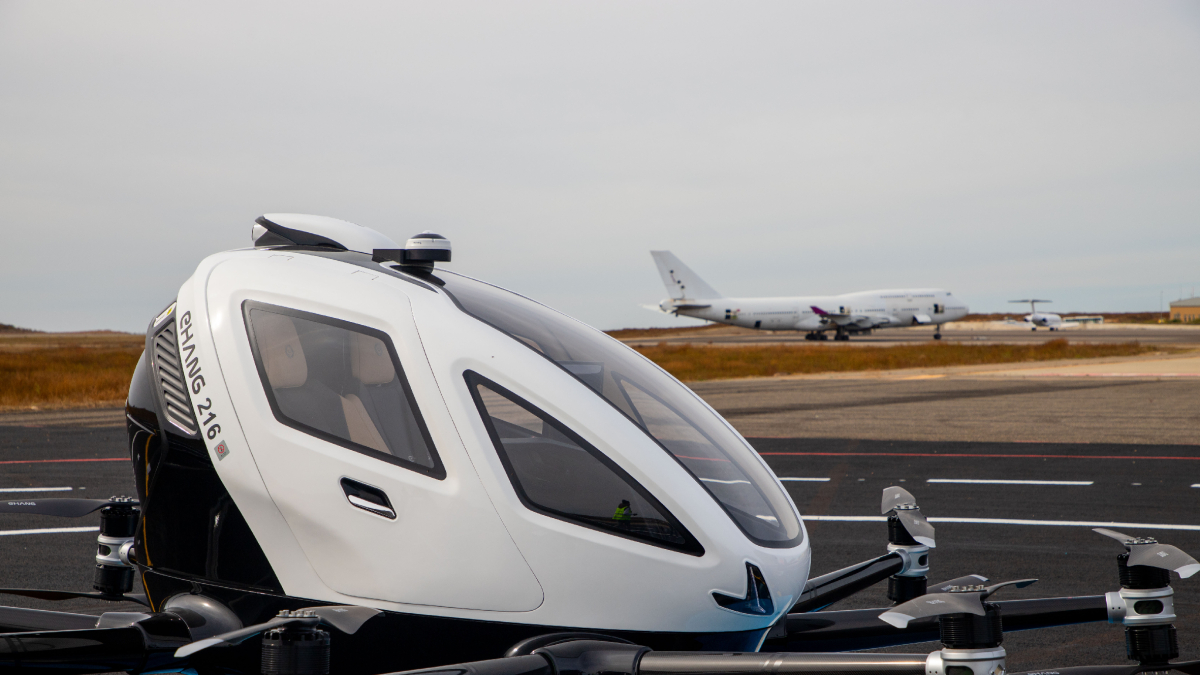 Pasado y futuro de la aviación  ■  La imagen muestra en primer término el dron para transportar pasajeros que la empresa china Ehang prueba en Alguaire y, al fondo, un antiguo gigante de la aviación, un Boeing 747, trasladado al recinto aeroport ... - GERARD HOYAS