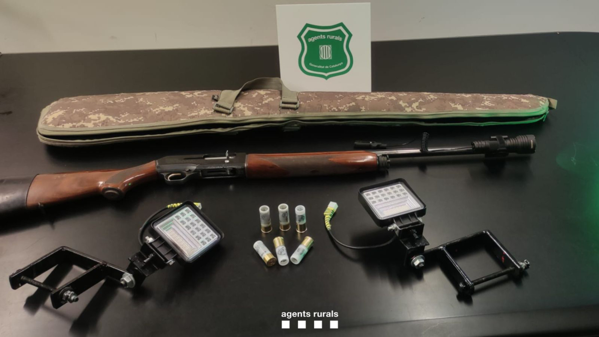 Una arma i altre material de caça que diuen els dos furtius denunciats pels Agents Rurals a Massalcoreig.