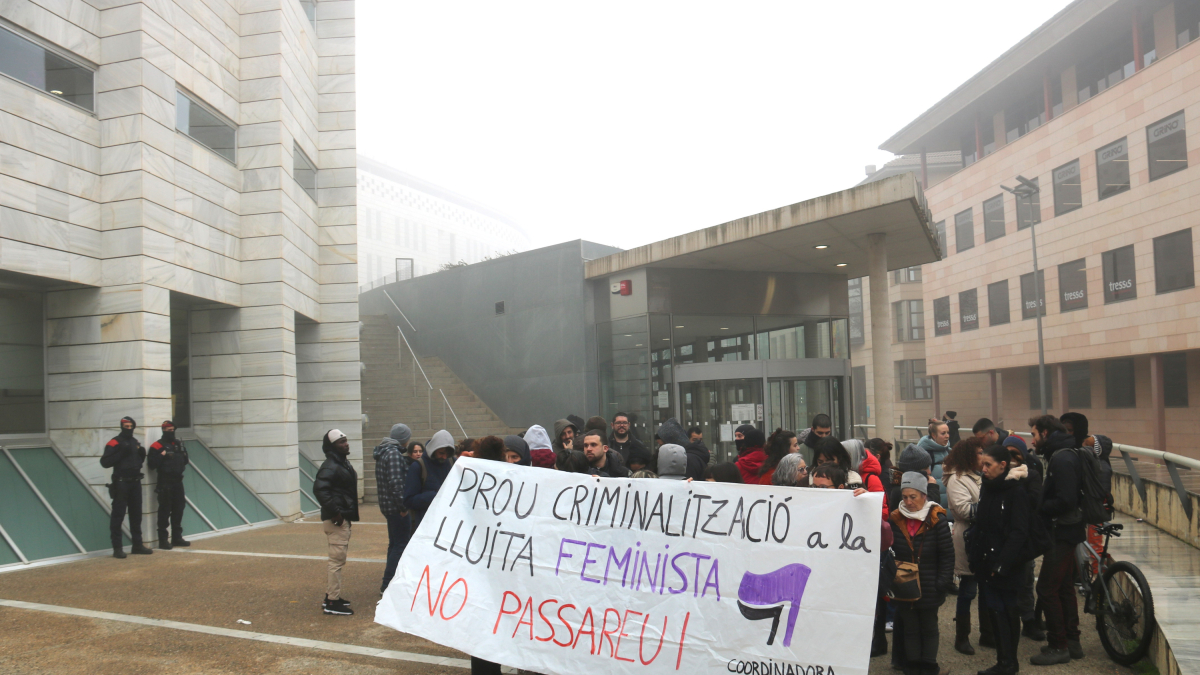 Concentració de suport a una de les acusades per un delicte d'odi en el marc del 8 de març del 2023 davant les portes dels jutjats de Lleida