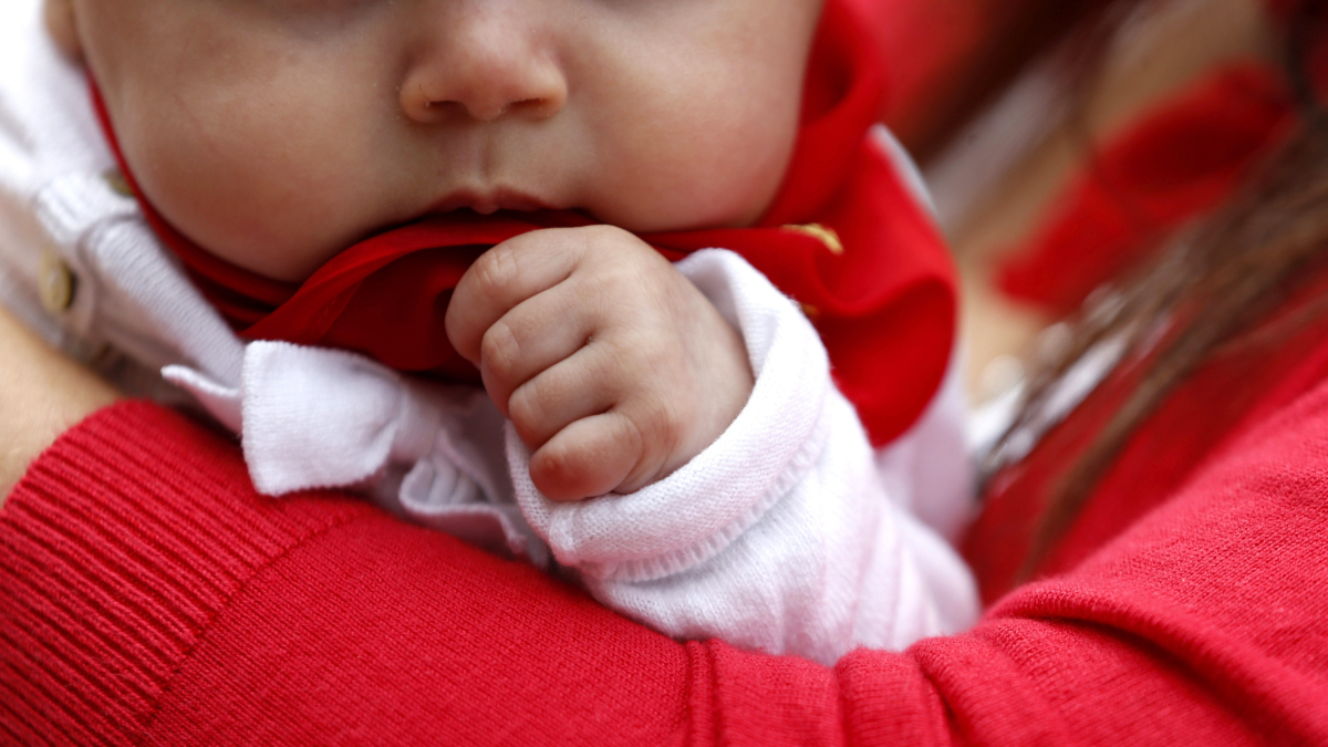 Imagen de archivo de un bebé en brazos.