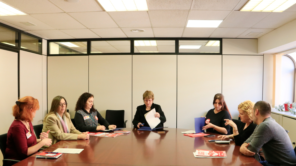 Signatura de l'acord entre el Departament d'Educació i els sindicats CCOO i UGT que permet revertir algunes de les retallades que s'arrossegaven.