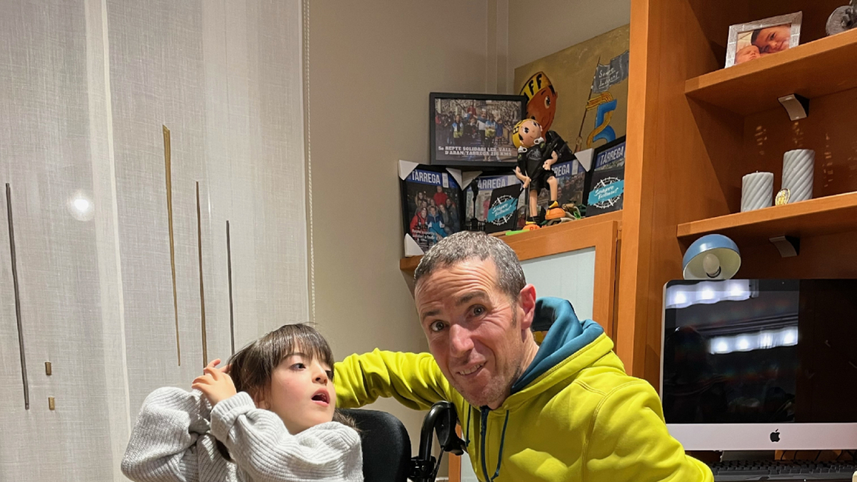 L’atleta Raül Arenas amb Aina Godoy i la seva nova cadira de rodes. - RAUL ARENAS