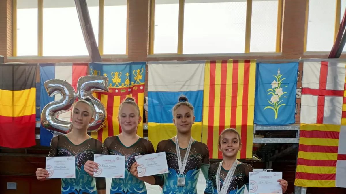 Las gimnastas del Gimnàstic Lleida con sus medallas y diplomas.