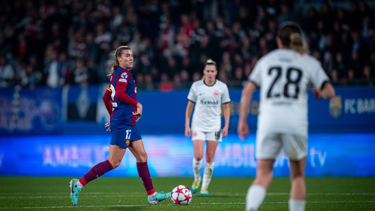 Patri Guijarro, autora del 1-0, conduce el balón ante la mirada de dos rivales. - FC BARCELONA