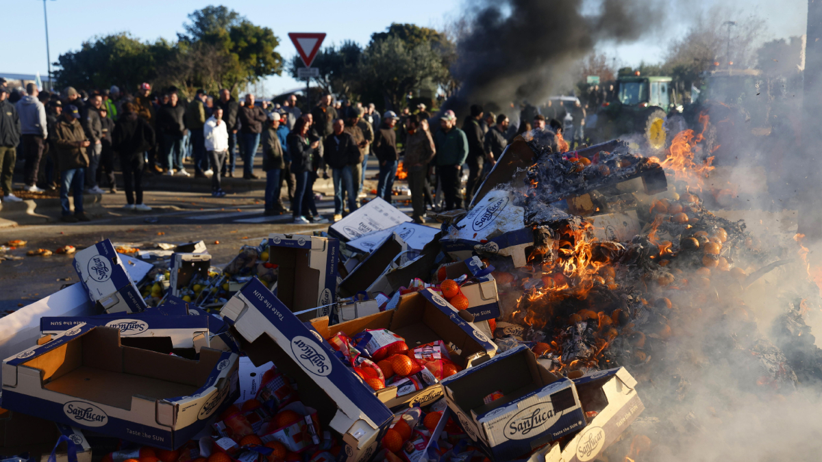 Agricultores queman fruta española en una protesta en Nimes. - EFE/EPA/GUILLAUME HORCAJUELO