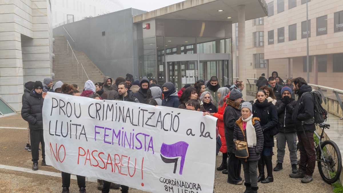 Apoyo a una activista acusada de un delito de odio en el marco del 8M - JORDI ECHEVARRIA
