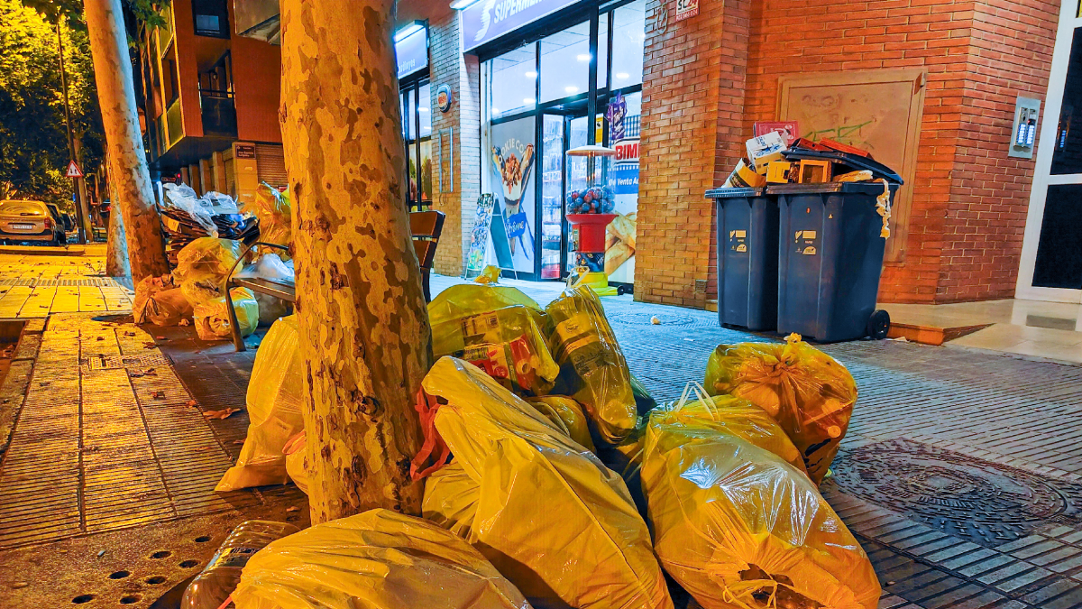 Bolsas de basura en la zona de Pardinyes con el puerta a puerta. - SEGRE