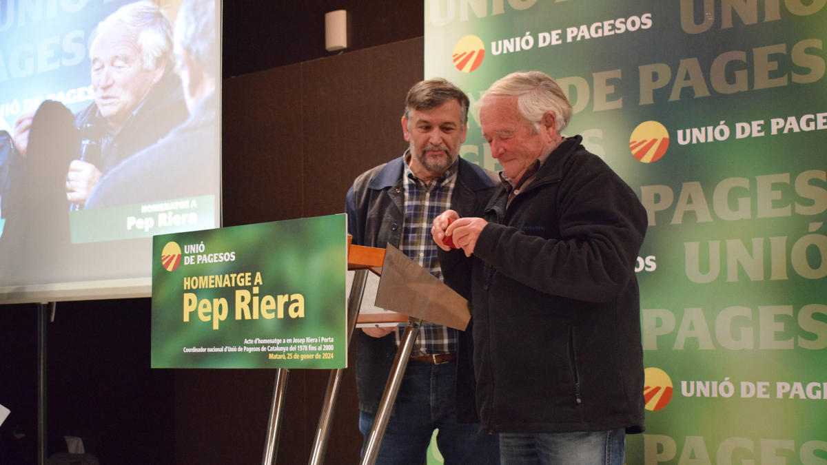 Joan Caball junto a Pep Riera, homenajeado ayer por Unió de Pagesos en Mataró. - UNIÓ DE PAGESOS