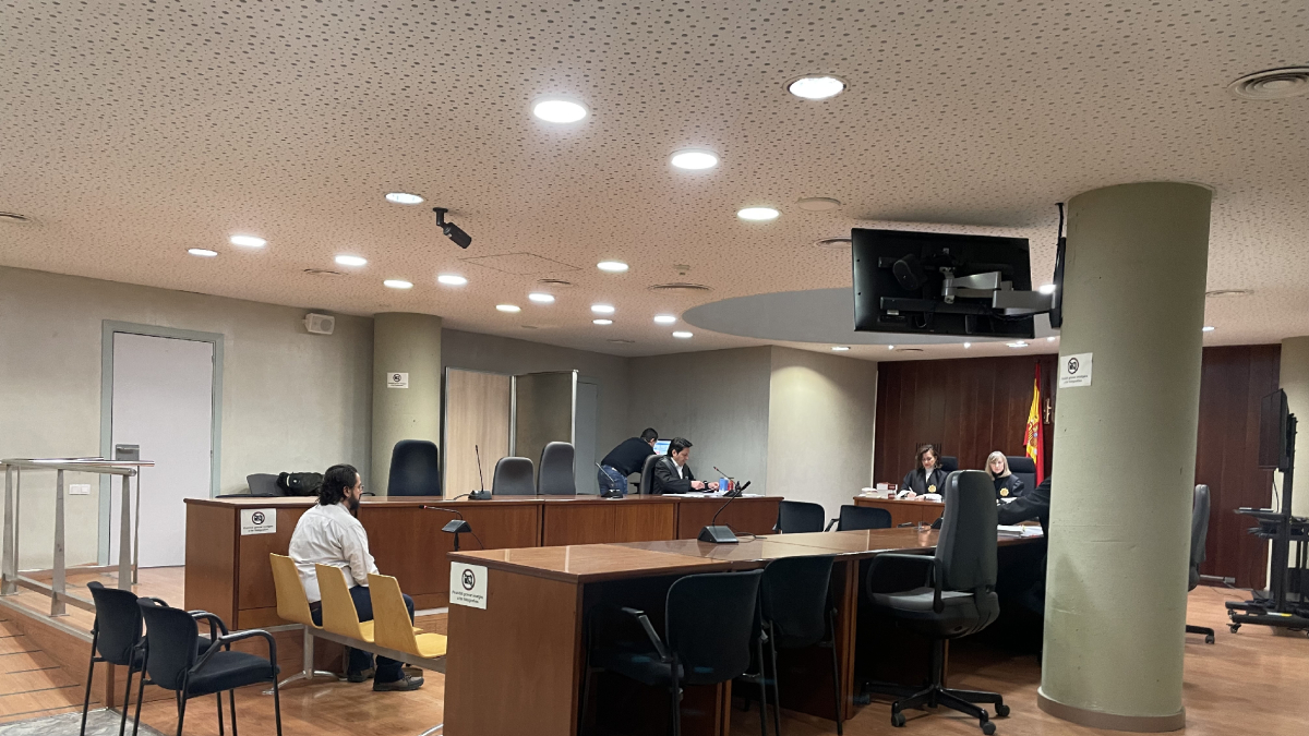 El acusado, ayer en el banquillo de la Audiencia de Lleida. - A. GUERRERO