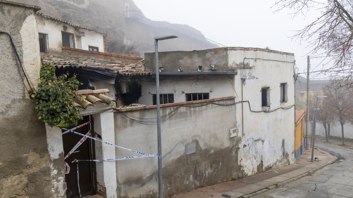 El foc es va declarar en aquesta casa del carrer de la Muralla de la capital de la Noguera. - JORDI ECHEVARRIA