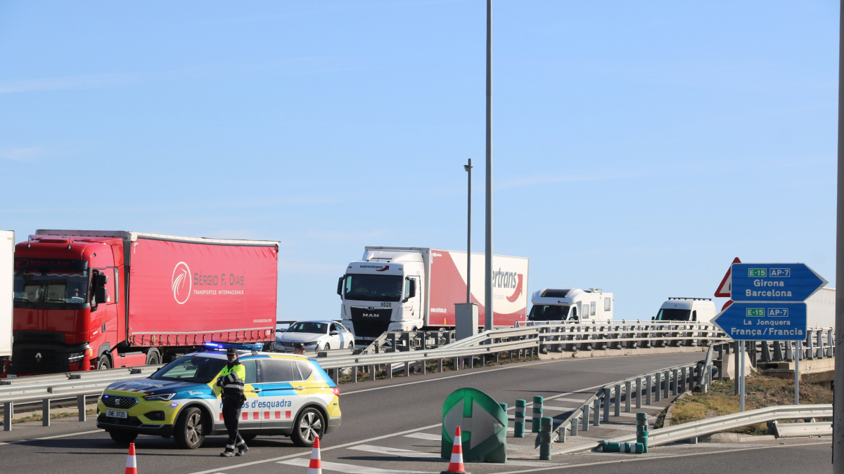 Un camioner de Lleida atrapat per les protestes a França: 