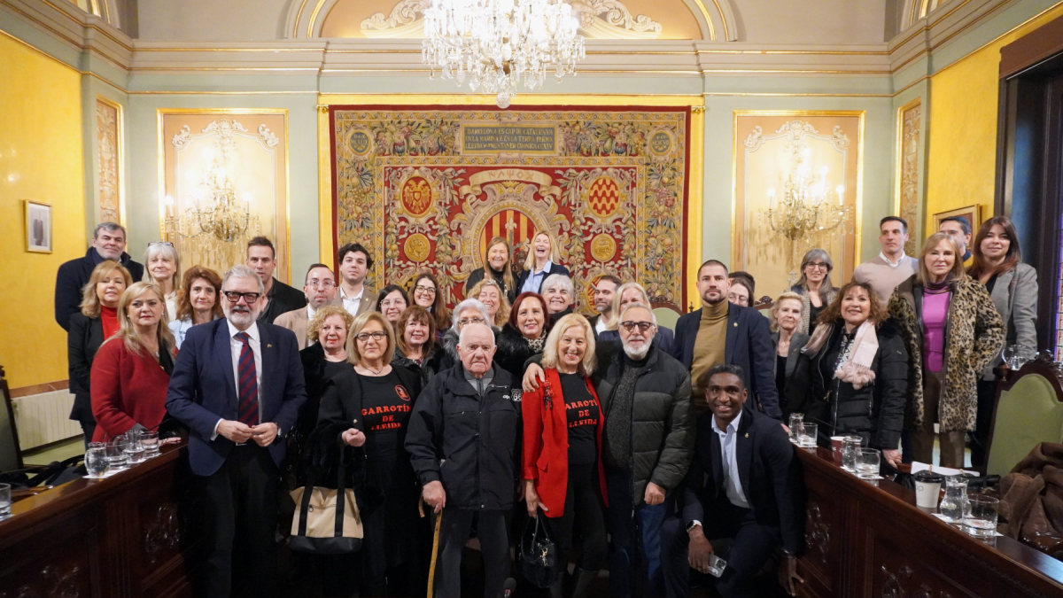 Imatges dels regidors i regidores amb Dolors Pubill i la resta de persones implicades en la difusió del Garrotin que han assistit al ple.