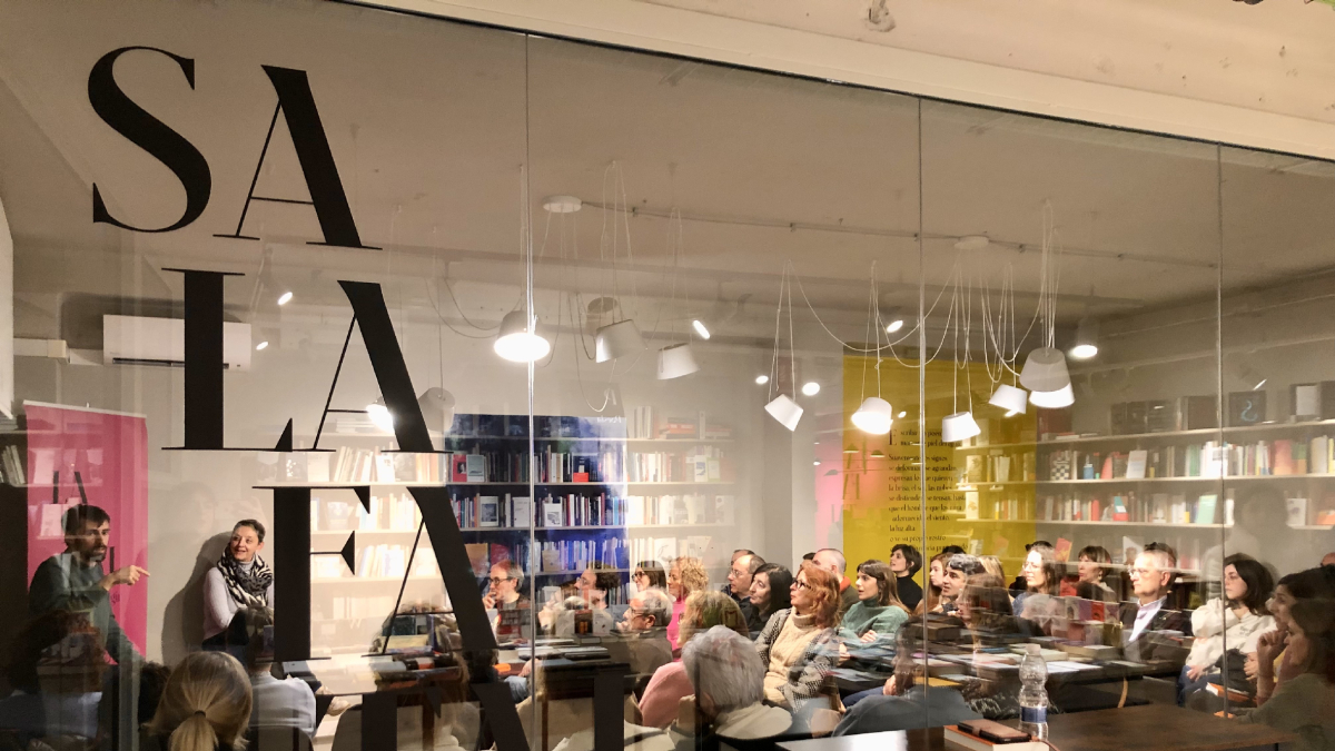 La sala de actos de La Fatal se llenó ayer en la presentación de la nueva traducción de Arnau Barios. - GALA ORÓ