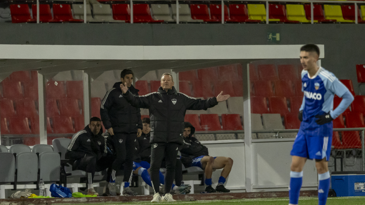 Ángel Viadero, dando instrucciones en el partido ante el Terrassa. - JORDI ECHEVARRIA