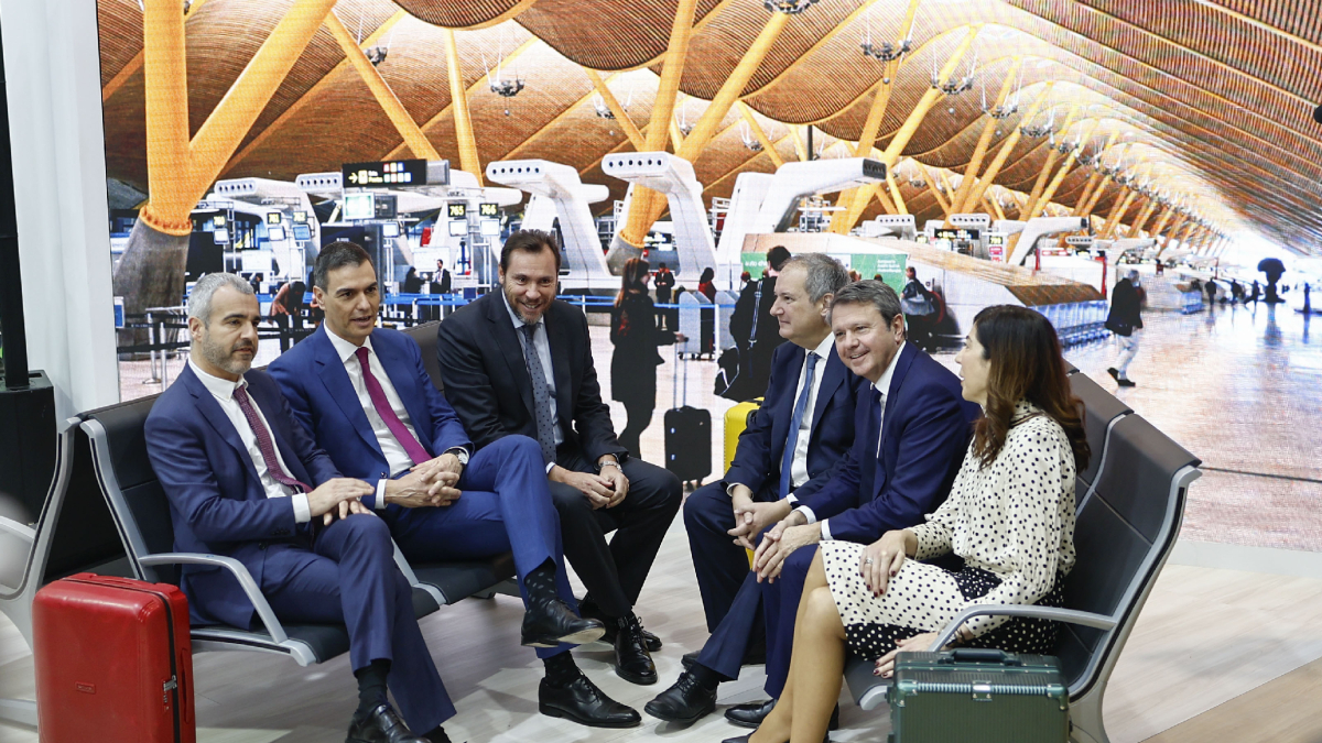 Sánchez, ayer junto a ministros y directivos de AENA en Fitur. - EFE