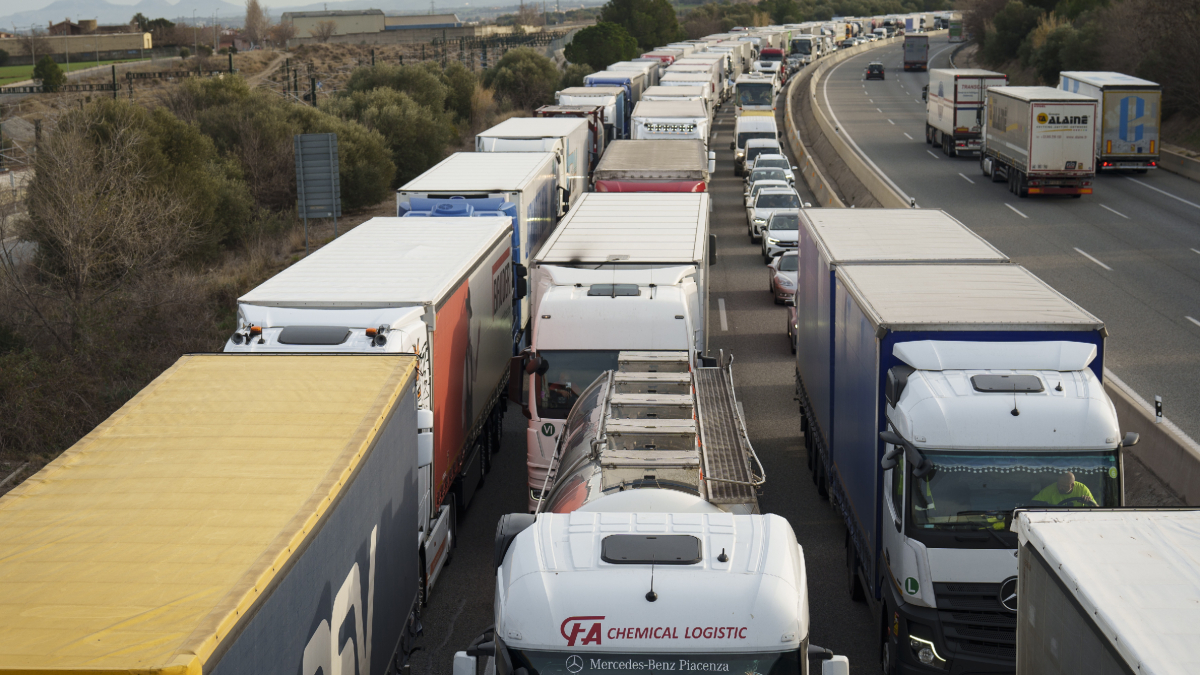 El bloqueig del pas fronterer a la Jonquera va generar grans retencions. Els pagesos francesos bloquegen les principals carreteres de tot el país amb tots els seus mitjans. - EFE