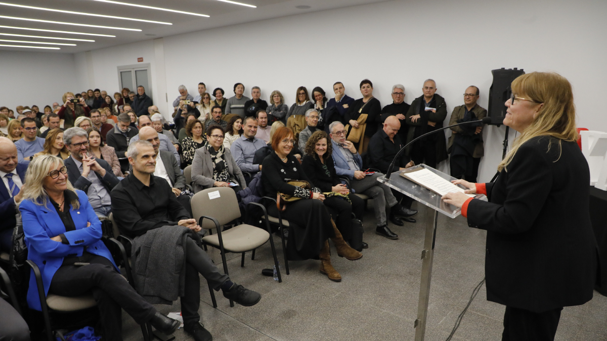 La consellera de Cultura, Natàlia Garriga, en la sala de actos del Arxiu Comarcal abarrotada de público. - AMADO FORROLLA