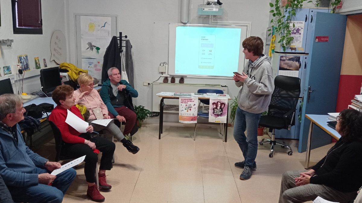 Voluntarios que el jueves participaron en el Punt Òmnia en una primera prueba piloto del asistente virtual ‘Cati’. - AJUNTAMENT DE LA SEU D’URGELL