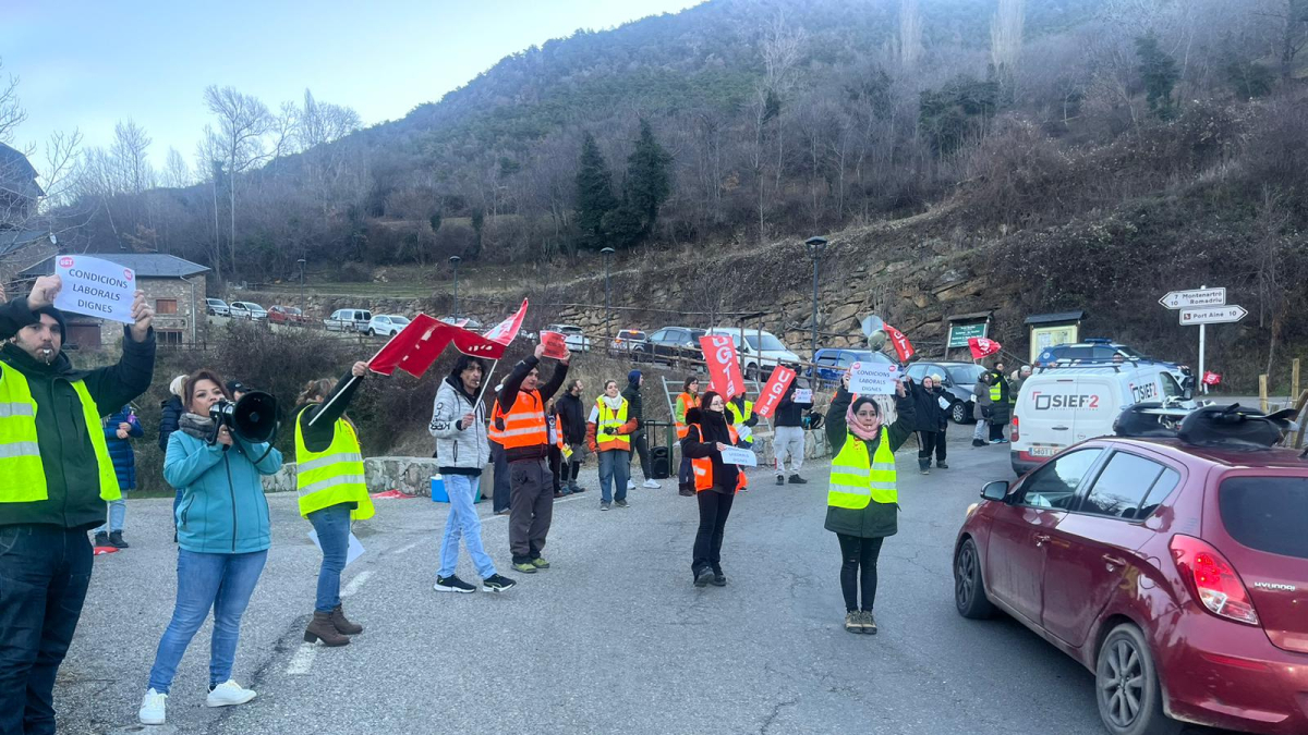 Treballadors en vaga ahir a l’accés a Port Ainé. - MARC CODINAS