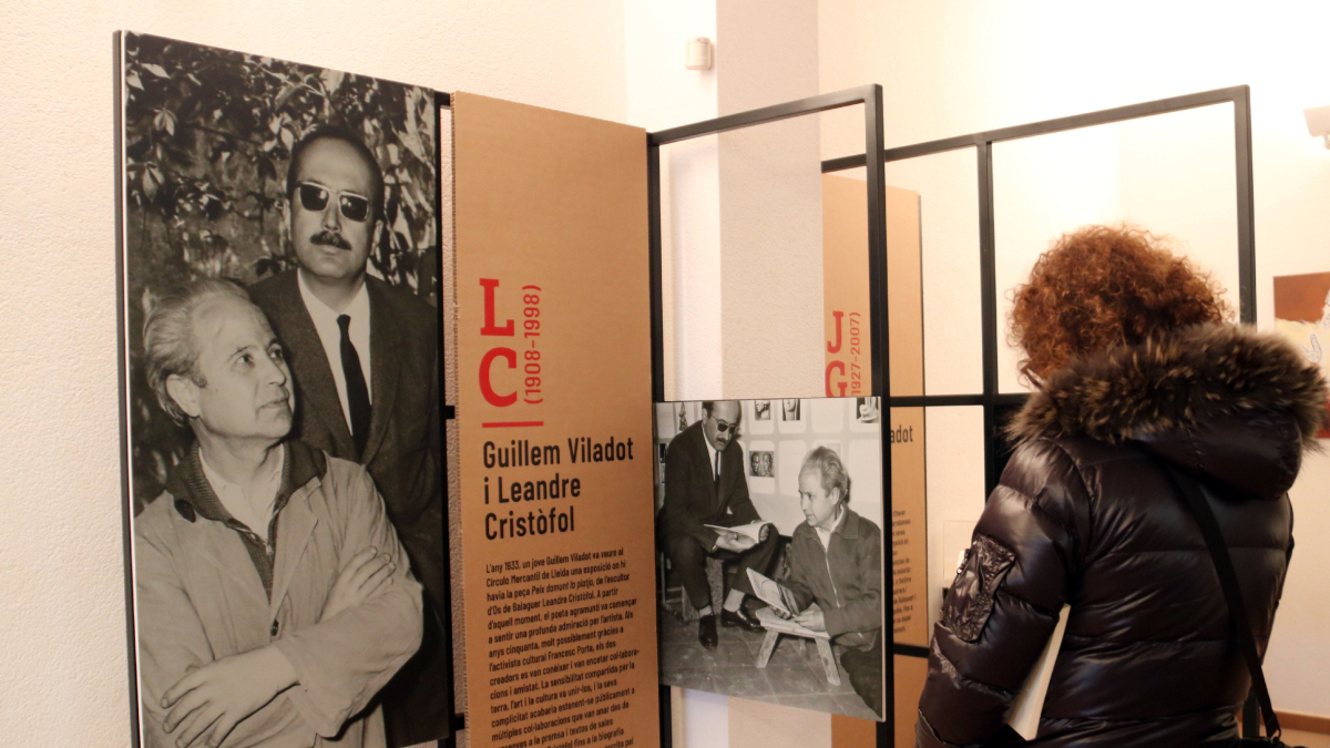 Una visitante ayer en la exposición ‘Guillem Viladot i els creadors de Ponent’ en Lo Pardal de Agramunt. - ALBA MOR/ACN