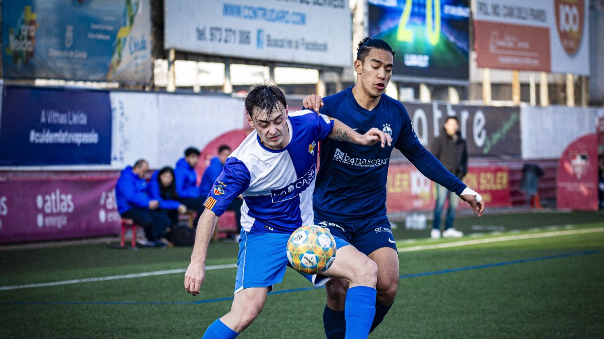 Konu, de l’Atlètic Lleida, lluita una pilota amb un rival. - POL PUERTAS