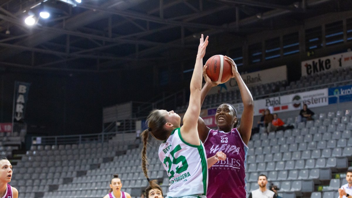 Aya Traoré llançant a cistella davant d’una rival. - JAVI ENJUANES