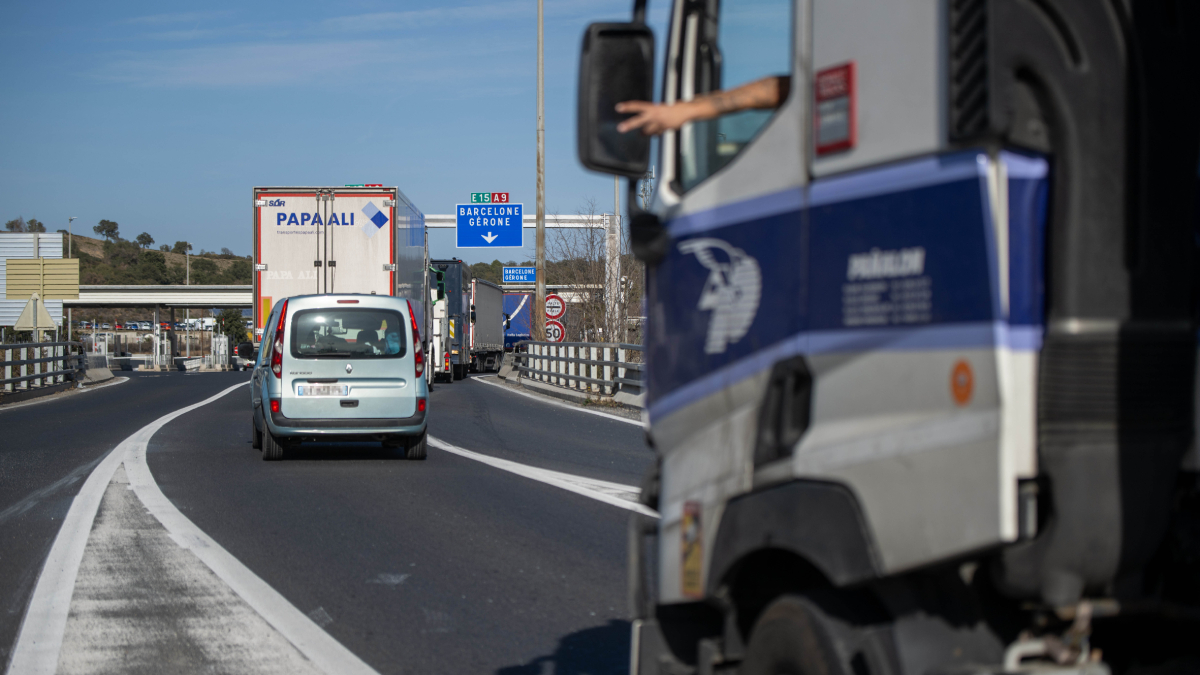 Camiones circulando ayer por la AP-7 en La Jonqueras tras su reapertura tras 24 horas cerrada. - EUROPA PRESS
