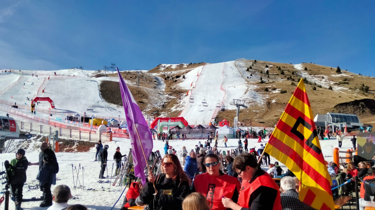 Trabajadores de Boí Taüll informaron al público sobre la huelga durante la competición de esquí. - CCOO