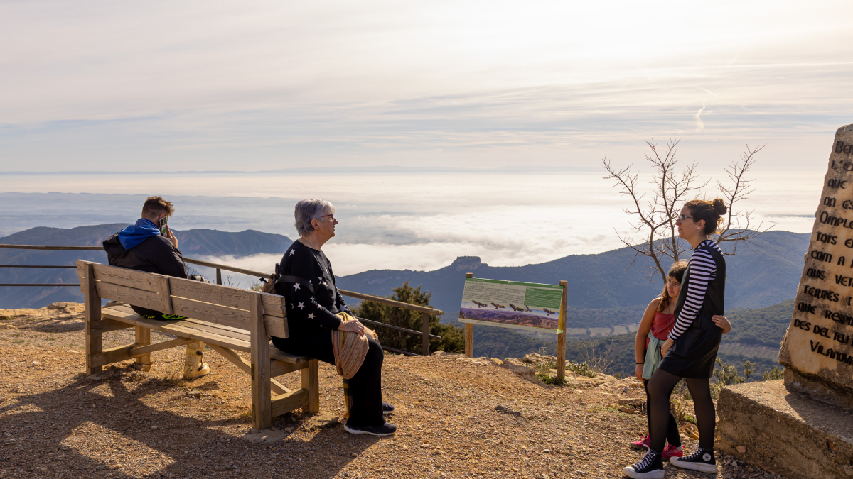 Excursionistes a l’ermita de Montalegre, a Vilanova de la Sal, observen el mar de boira. - JORDI ECHEVARRIA